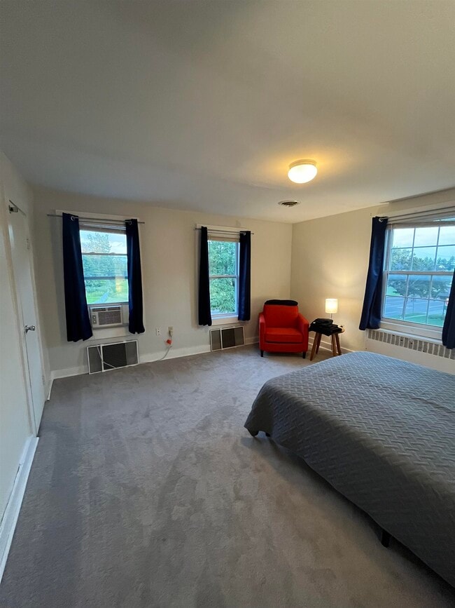 Building Photo - 486 Main St