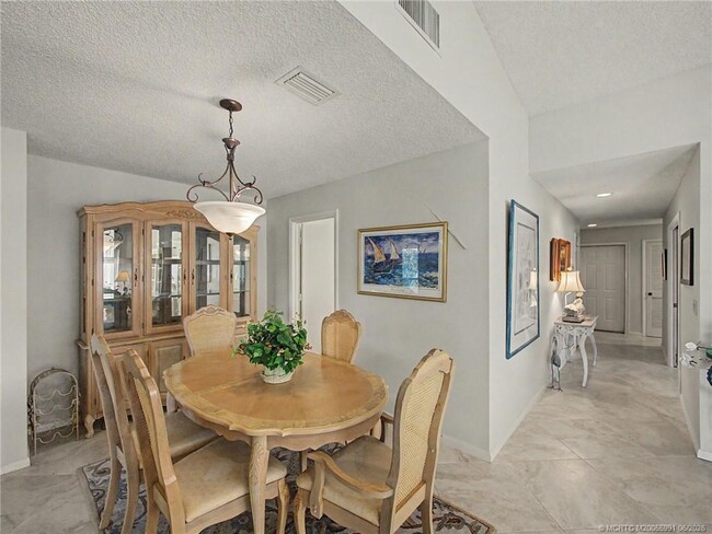 Building Photo - 3382 SW Bobalink Way