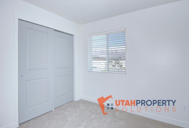 Building Photo - 952 W 500 S