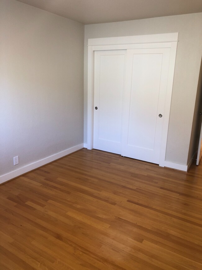 Building Photo - Clinton Abernathy Gorgeous Remodel 1br Har...