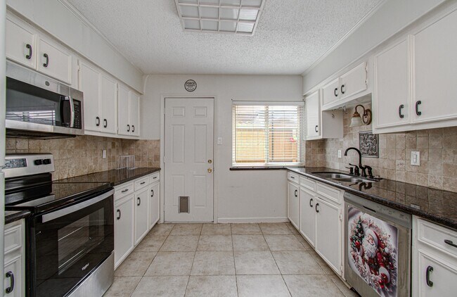 Building Photo - 823 S Ripple Creek Dr