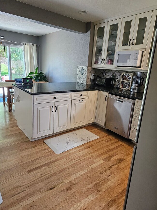 Building Photo - $500 Move in incentive! Gorgeous 4 bedroom Boulder home!  Available Now!