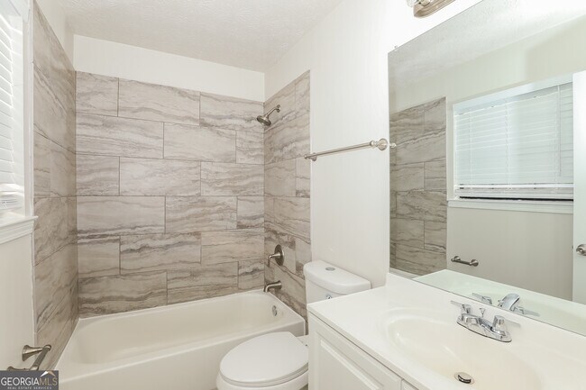 Building Photo - 2845 Woodhollow Ln