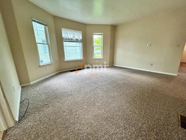 Building Photo - 1302 2nd St