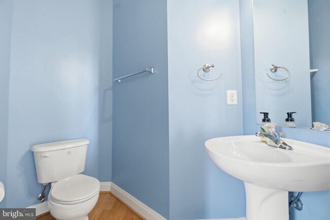 Building Photo - 899 Stonefield Square NE