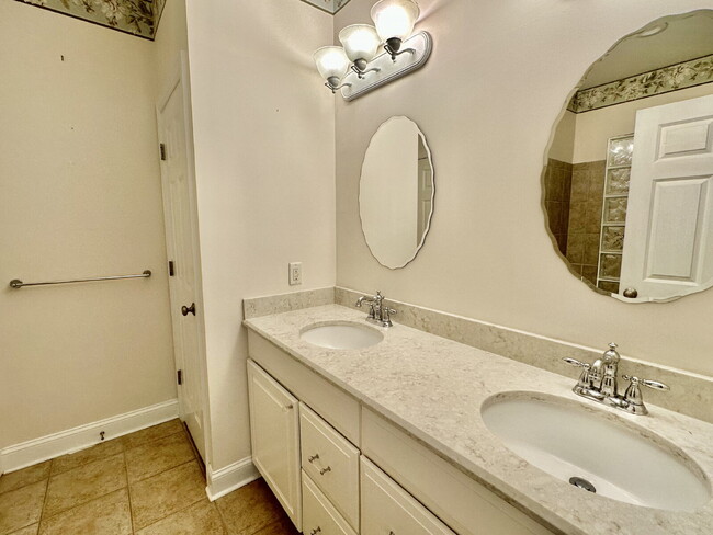 Building Photo - Three Bedroom Carriage House in Hampton Hall!
