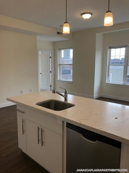 Building Photo - 81 Amory St
