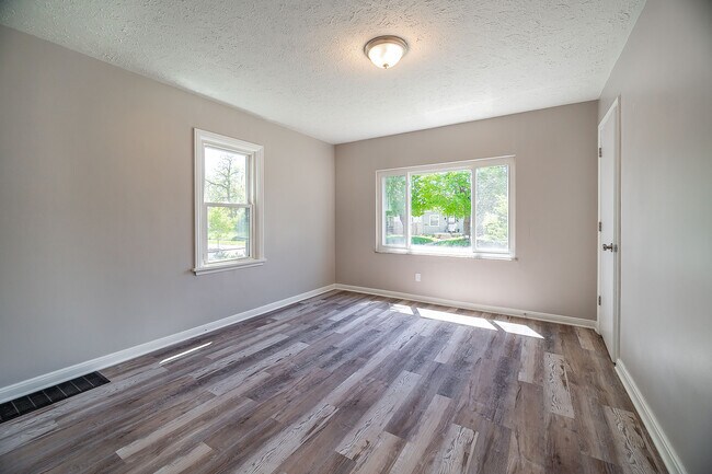 Building Photo - 1386 E 19th Ave