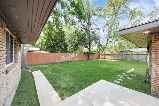 Building Photo - 8102 Bob White Dr