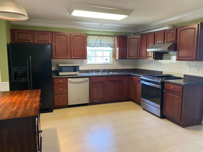 Building Photo - Knoxville 37931 - 4 bedroom, 2.5 bath home - Contact Susan Calabrese (865) 591-9204