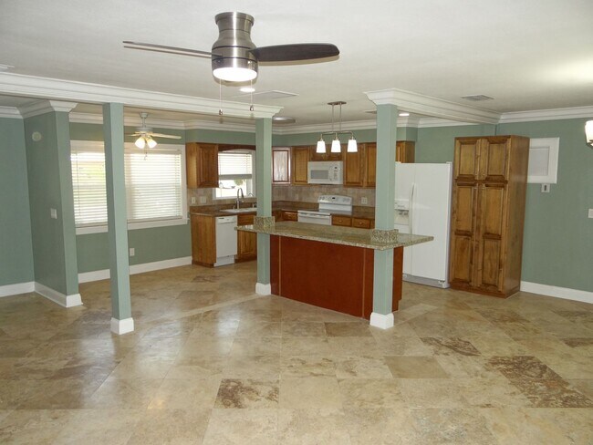 Building Photo - Gorgeous 3/2 in Clearwater