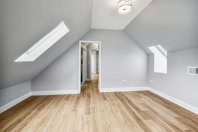 Building Photo - Gorgeous, Updated Duplex 2bd/2bth, Wicker Park Avail 5/1