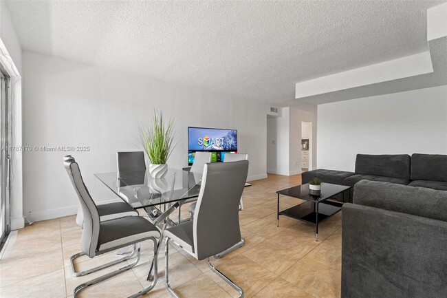 Building Photo - 9375 Fontainebleau Blvd