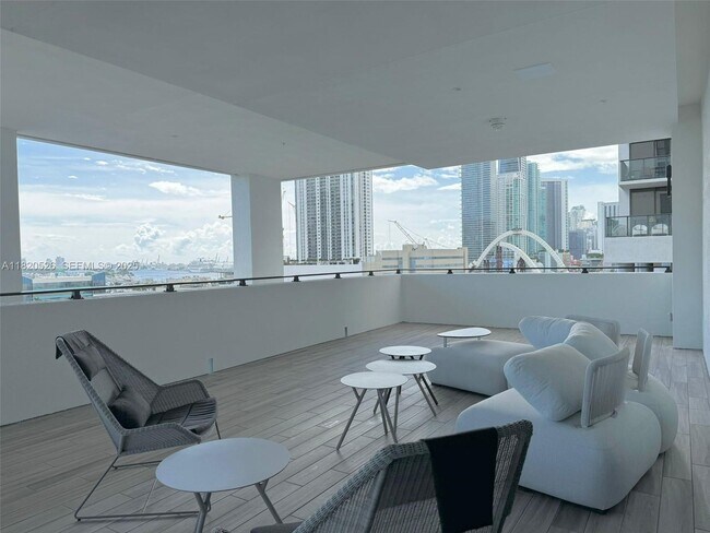 Building Photo - 1642 NE 1st Ave