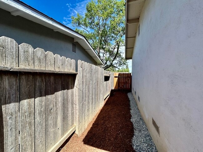 Building Photo - Beautiful 3 bedroom 2 Bathroom For Rent in...