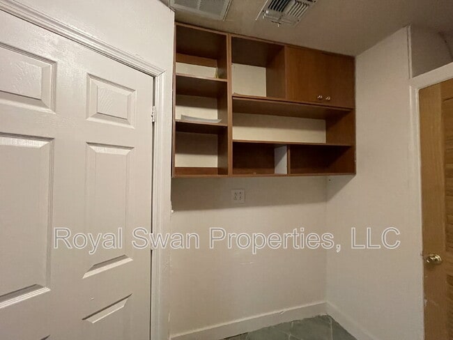 Building Photo - 222 Lakeview Dr