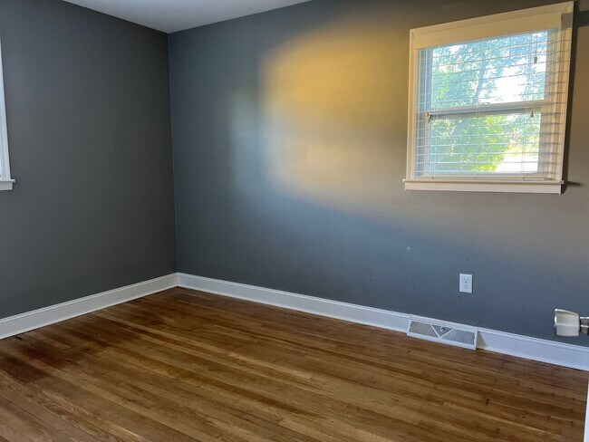 Building Photo - 3 bedroom 1 bath house & 1 car Garage