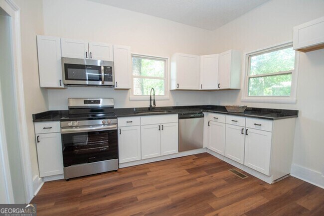 Building Photo - Will not last! Walk to the square in Newna...