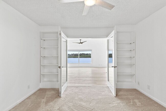 Building Photo - Riverfront Home in Ormond Beachside!
