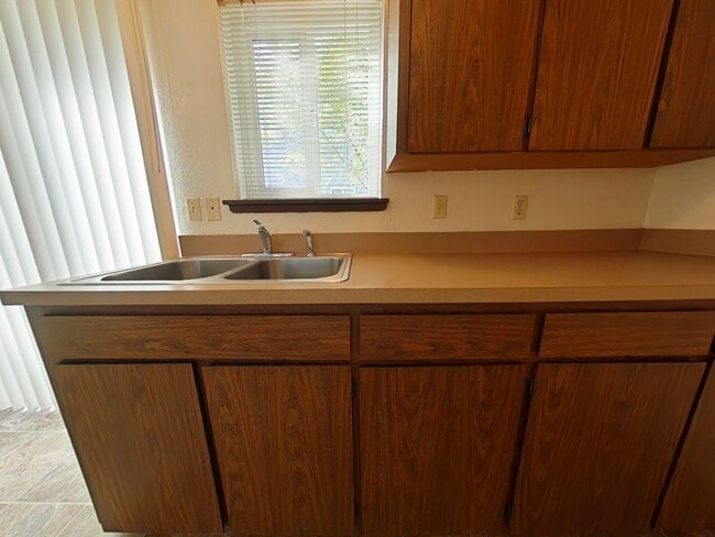 Building Photo - Cozy  1 Bedroom Townhouse ~ South Corvallis