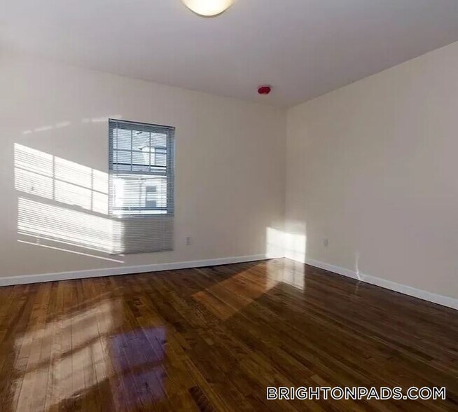 Building Photo - 34 Bentley St