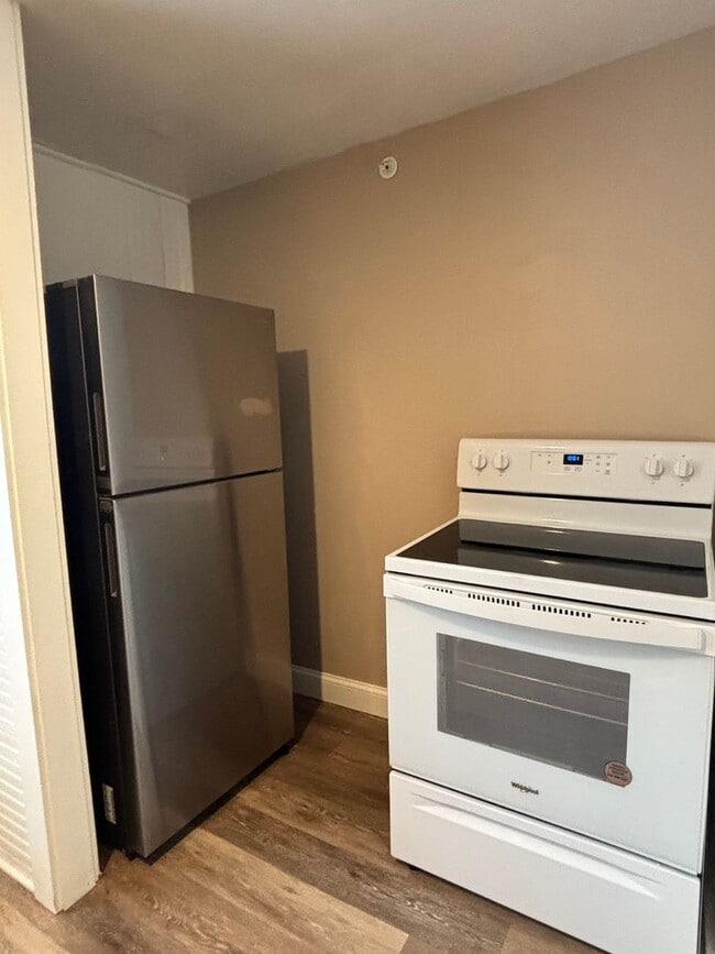 Building Photo - 151 S Main St