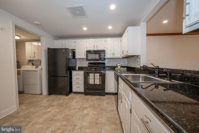 Building Photo - 504 Mountainview Dr