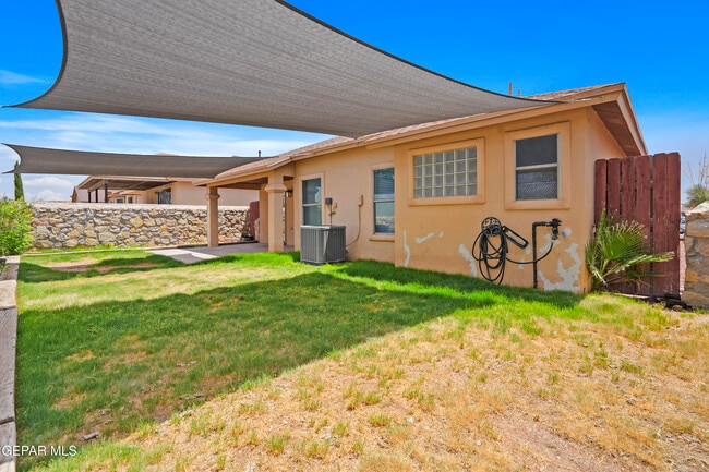 Building Photo - 10039 Paloma Dr