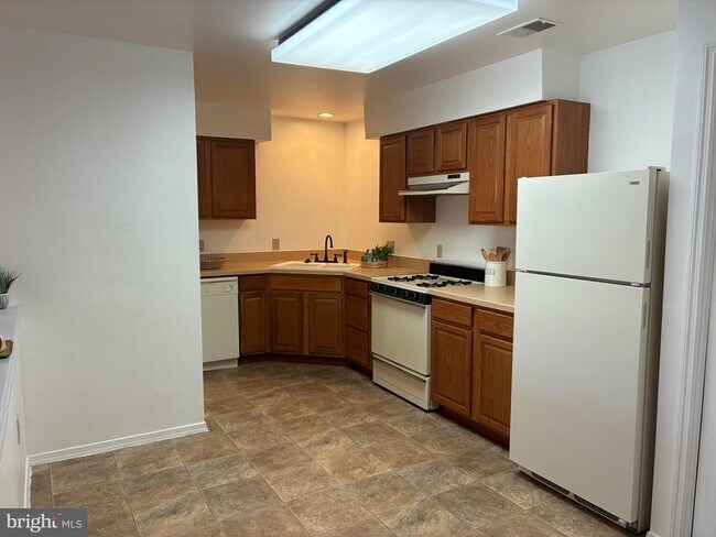 Building Photo - 534 Pangborn Blvd
