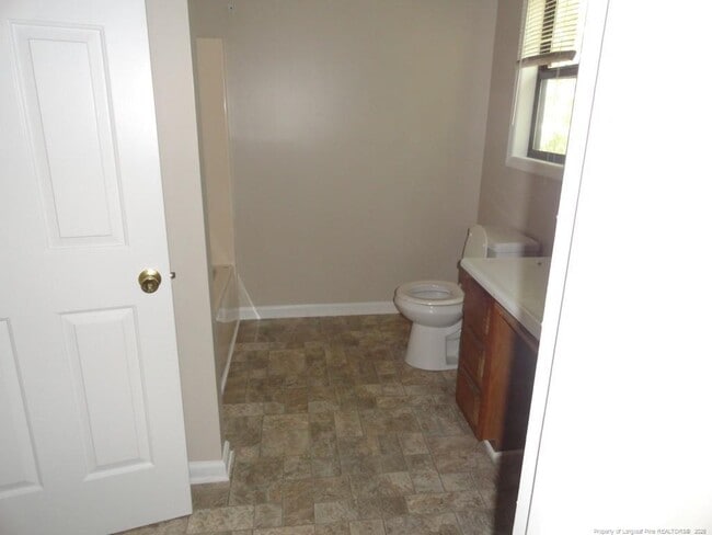 Building Photo - 593 Countrytown Dr