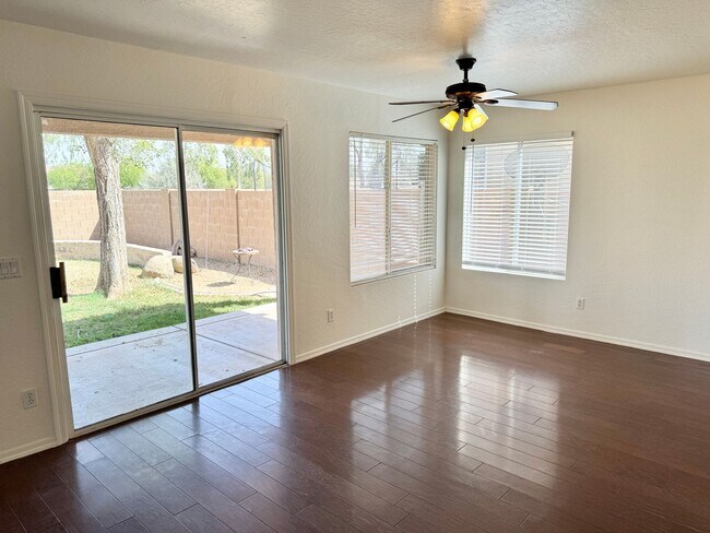 Building Photo - 4 Bedroom 3 Bathroom Home in Surprise! Has Loft & Additional Office/Den!