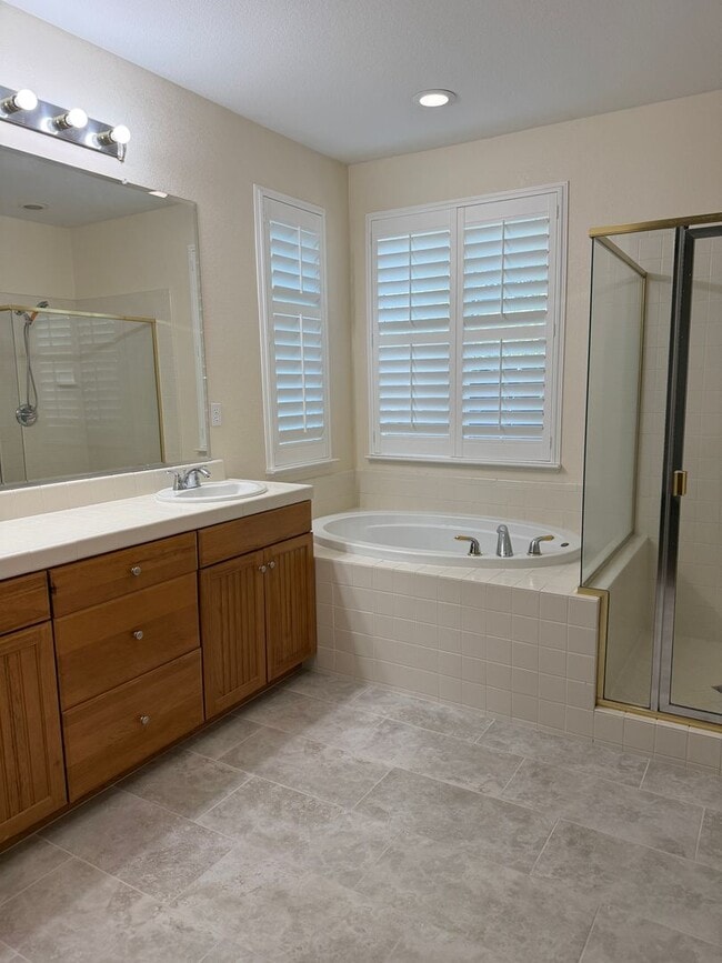 Building Photo - BEAUTIFUL SINGLE STORY 3+BD, 2.5 BA, & 3 CAR GARAGE!