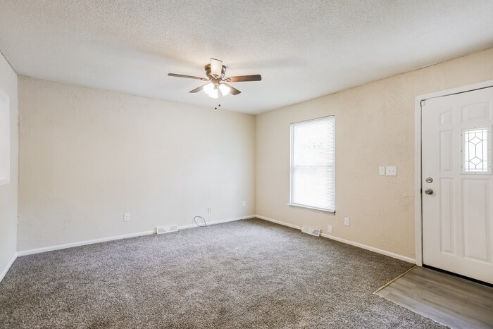 Building Photo - 101 SW Victor Dr