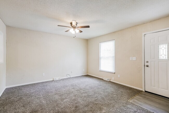 Building Photo - Great 3 Bedroom
