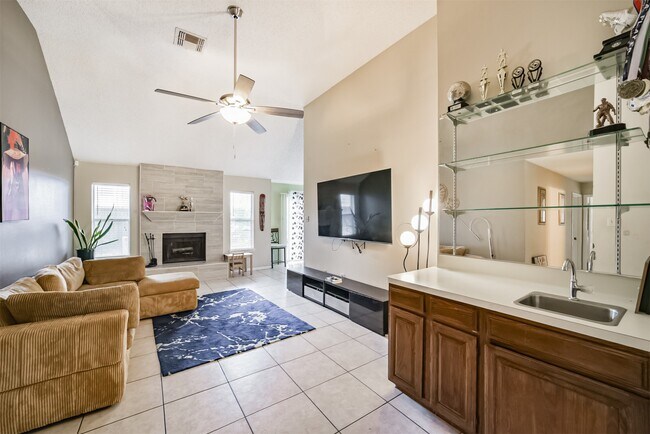 Building Photo - 15519 Montesa Dr