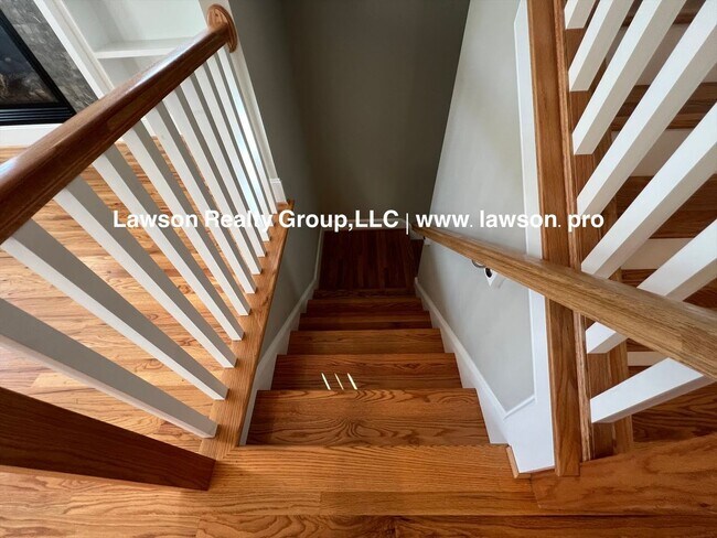 Building Photo - Upscale Three Bedroom in Colonial Green with Garage