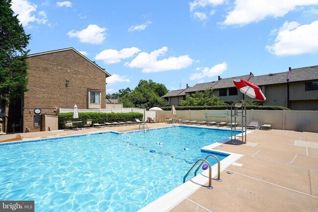 Building Photo - 2665 Glengyle Dr