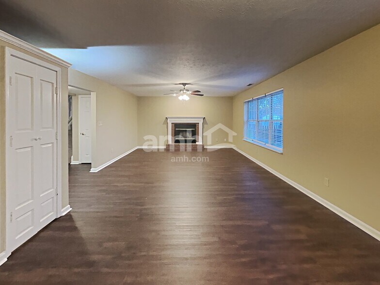 Building Photo - 10604 Magenta Dr