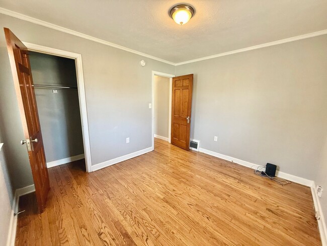 Building Photo - Adorable & Completely Remodeled 2 bedroom - Live Security Deposit Free with Obligo