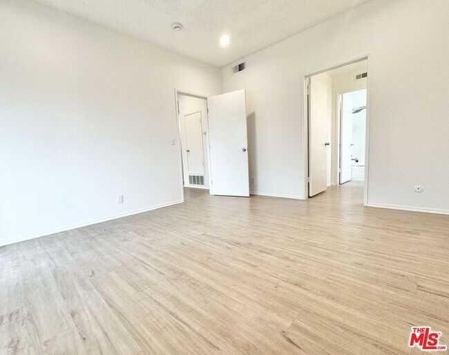 Building Photo - 12235 Magnolia Blvd