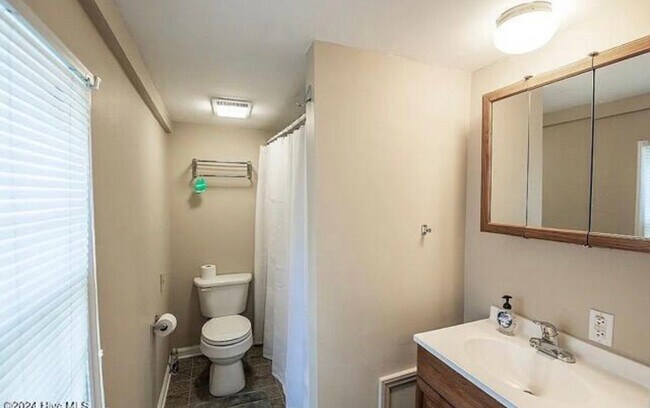 Building Photo - 1105 W Rock Spring Rd