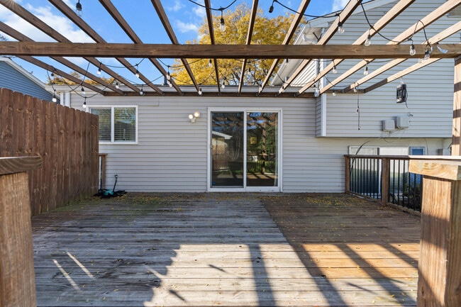 Building Photo - 230 Selkirk St