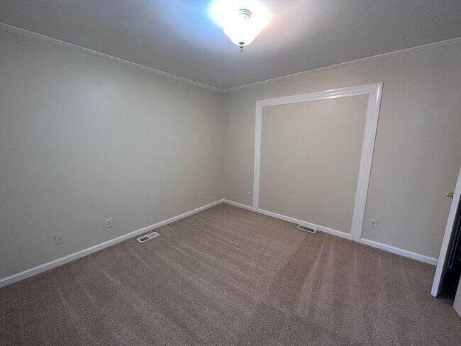 Building Photo - 327 Pinecliff Dr