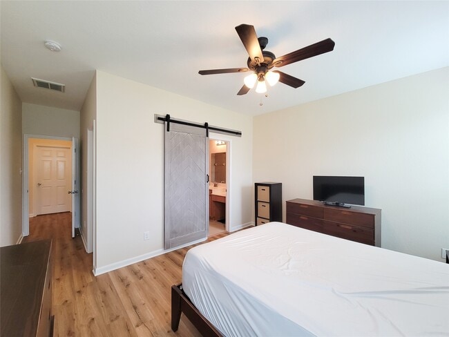 Building Photo - 1610 Pointe Leone