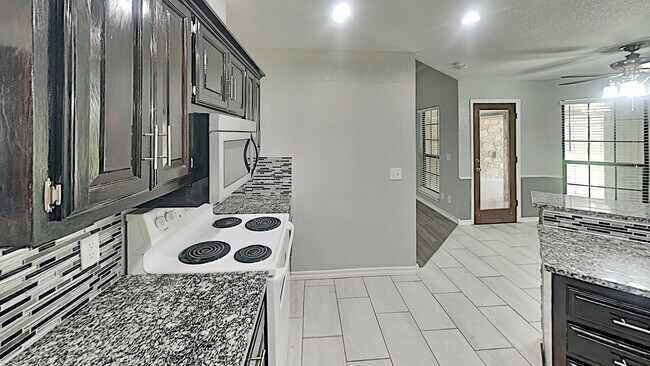 Building Photo - 3 Bedroom 2 Bath Home Conveniently Located in Moore