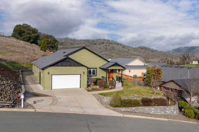 Building Photo - 233 Palmdale Ave