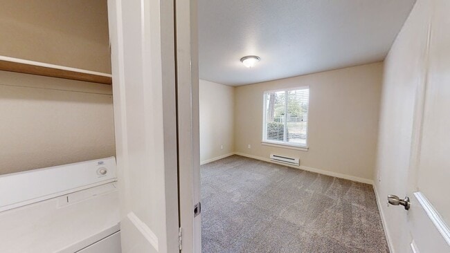 Building Photo - Spacious Updated 2 Bedroom Apartment in Tacoma-Granite Counters, W/D, Reserved Parking Space!