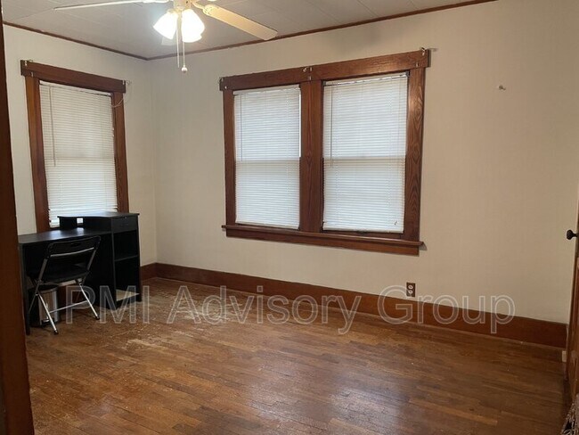 Building Photo - 1267 SW Plass Ave