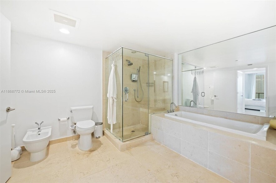 Building Photo - 495 Brickell Ave