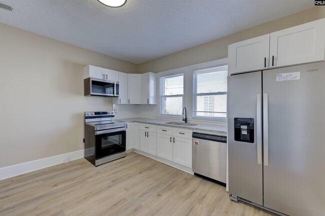Building Photo - 3012 Rosewood Dr